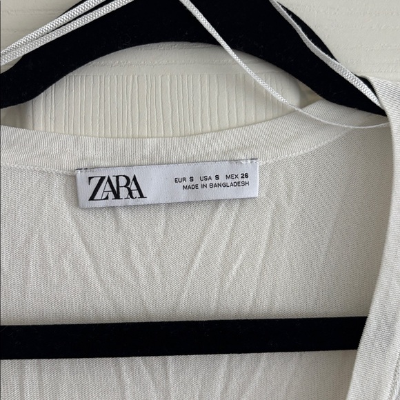 Zara Classic White V-Neck Tee - Picture 3 of 3